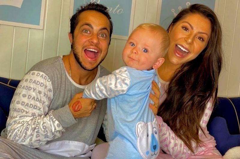 Thammy Miranda e a esposa Andressa Brito posam com o filho Bento Miranda, de seis meses (Foto: Reprodução/Instagram/@thammymiranda)