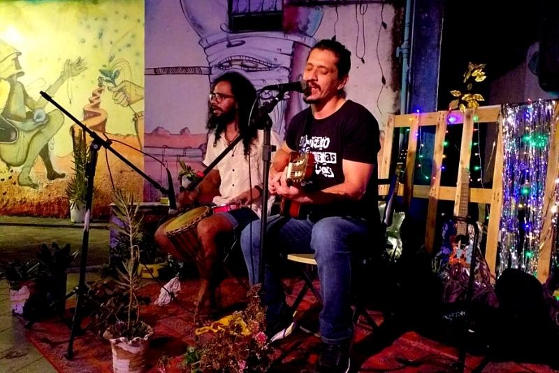 'Sindicato dos Artistas Carentes', banda de Magaiver Santos e André de Moraes, transmite show ao vivo (Foto: Vívian Oliveira)