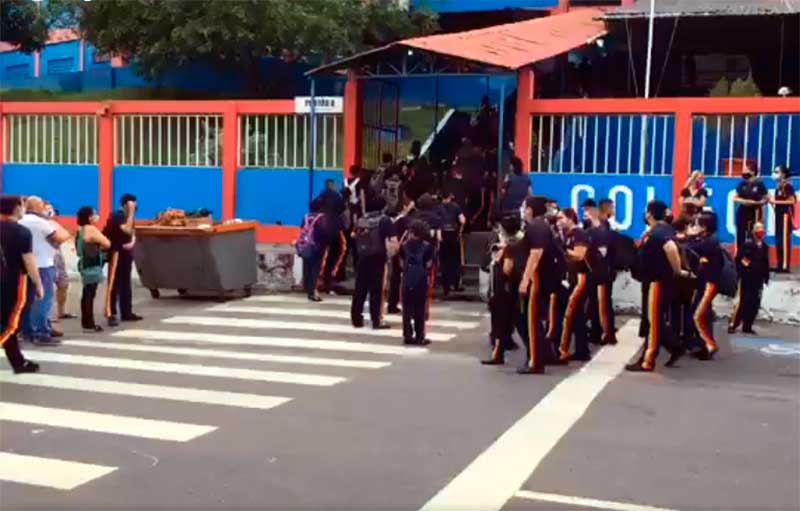 Alunos do Colégio da Polícia Militar em Manaus - Foto Facebook-Reprodução