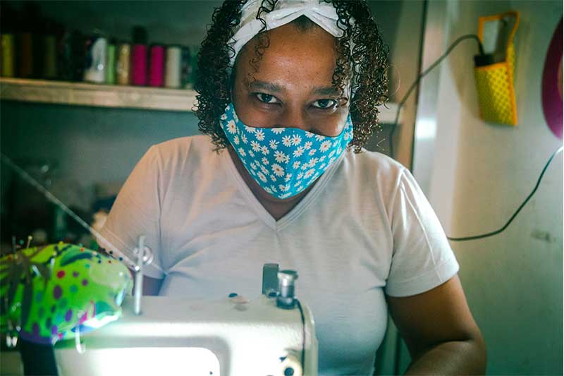 Costureiras serão selecionadas para fabricar máscaras e gerar a própria renda (Foto: Petrobras/Divulgação)