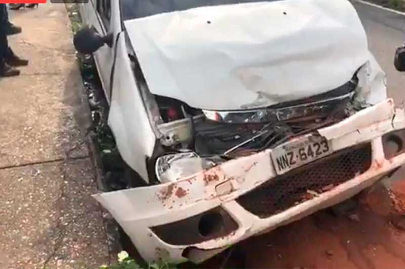 Dianteira do carro ficou destruída (Foto: Divulgação)