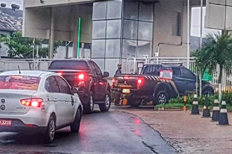 Agentes da PF cumprem mandados em condominio de luxo em Manaus (Foto: Divulghação)