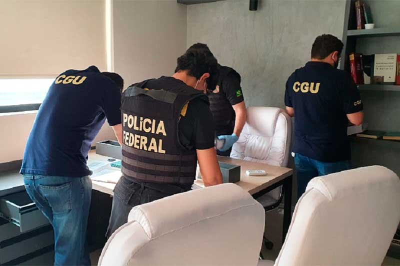 Agentes federais fazem buscas no gabinete do vice-governador (Foto: PF/Divulgação)