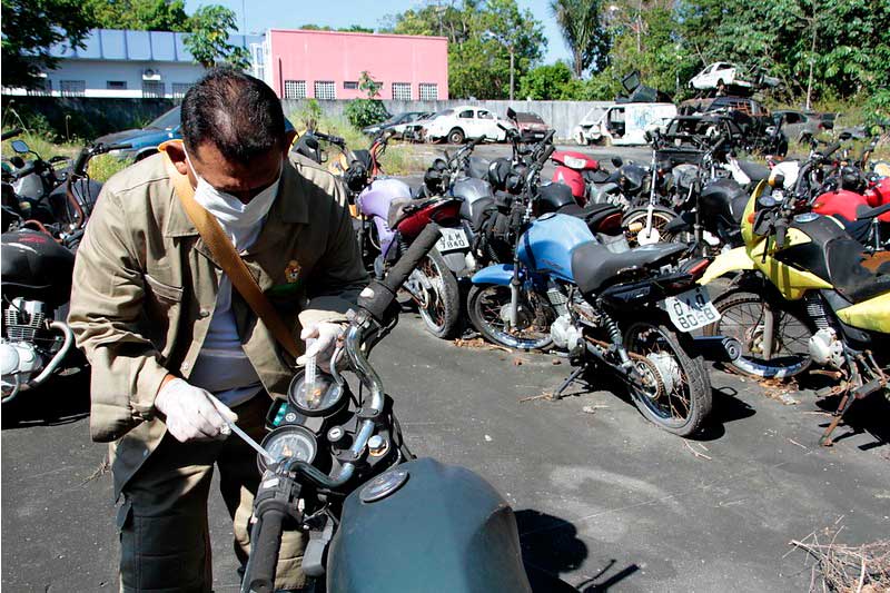 Agente de saúde aplica larvicida em painel de moto (Foto: Altemar Alcântara/Semcom)