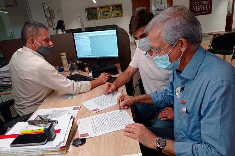 Candidato Romero Reis e o vice assumiu compromisso em cartório (Foto: Assessoria/Divulgação)