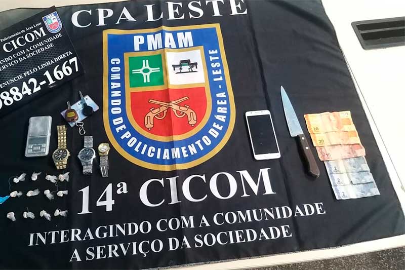 Dinheiro, drogas e faca foram apreendidos com os suspeitos (Foto: PMAM/Divulgação)