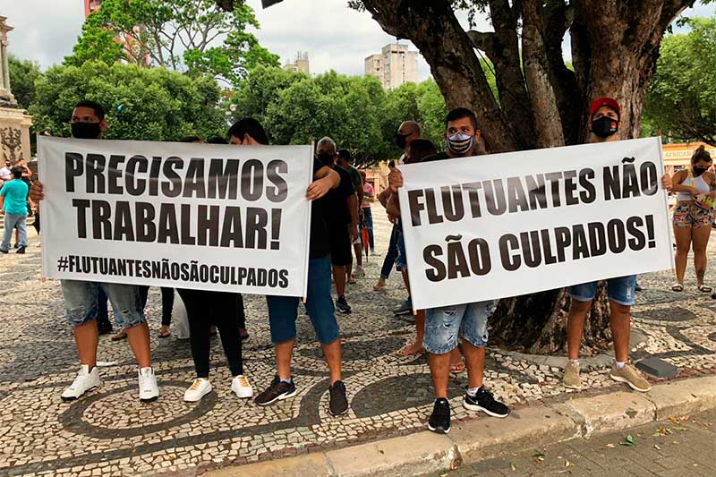 Donos de flutuantes exibiram cartazes pediram retorno do trabalho (Foto: Murilo Rodrigues/ATUAL)