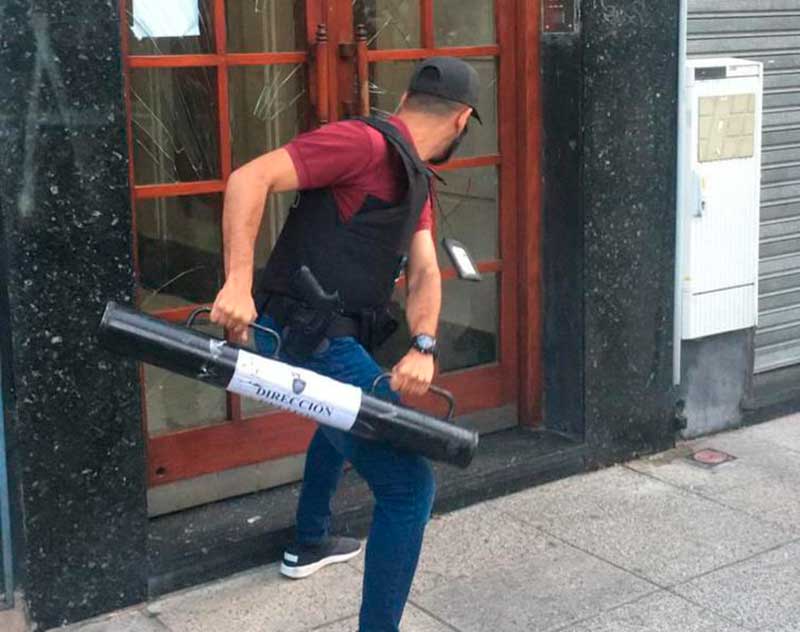 Policial arromba porta em operação contra a pedofilia (Foto: Ministério da Justiça)