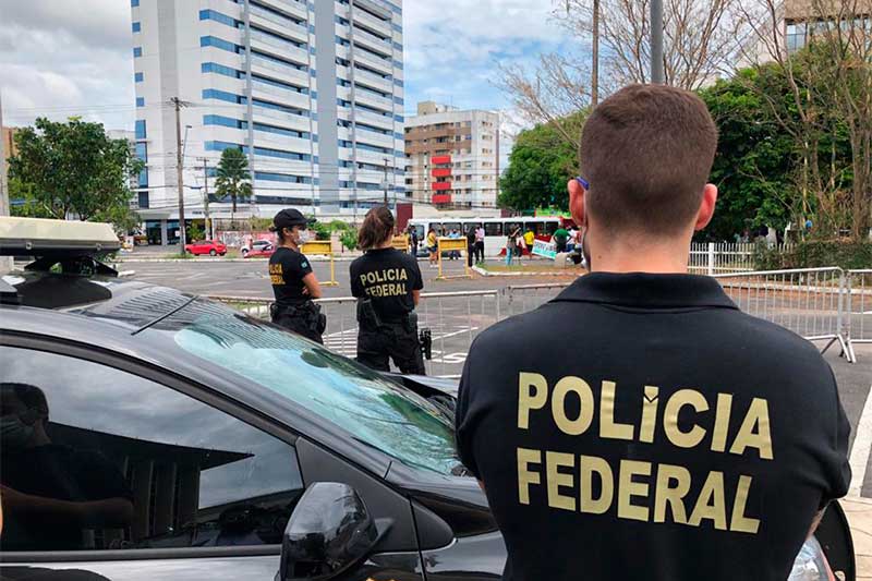 Agentes da PF cumprem mandados de busca e apreensão (Foto: Murilo Rodrigues/ATUAL)