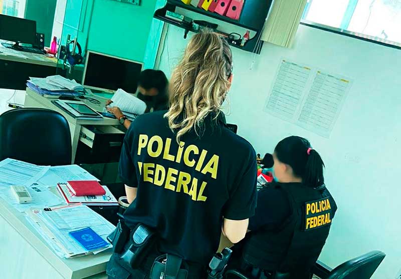 Agentes da PF fazem busca em escritório de empresa em Manaus (Foto: PF/Divulgação)