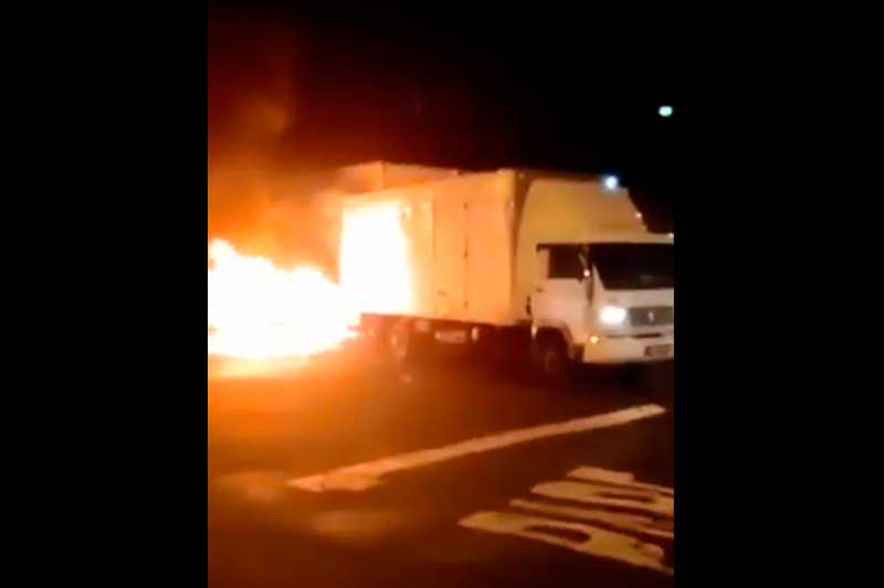 Bandidos incendiaram veículos (Foto: YouTube/Reprodução)