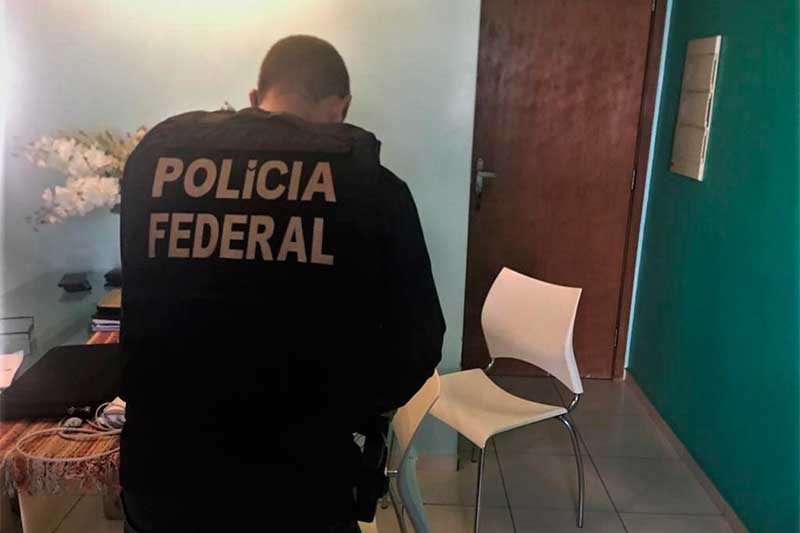 Agente federal apreende documentos em empresa de fachada (Foto: PF/Divulgação)