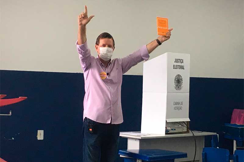 Candidato José Ricardo faz gesto ao votar (Foto: Alice Lima/ATUAL)