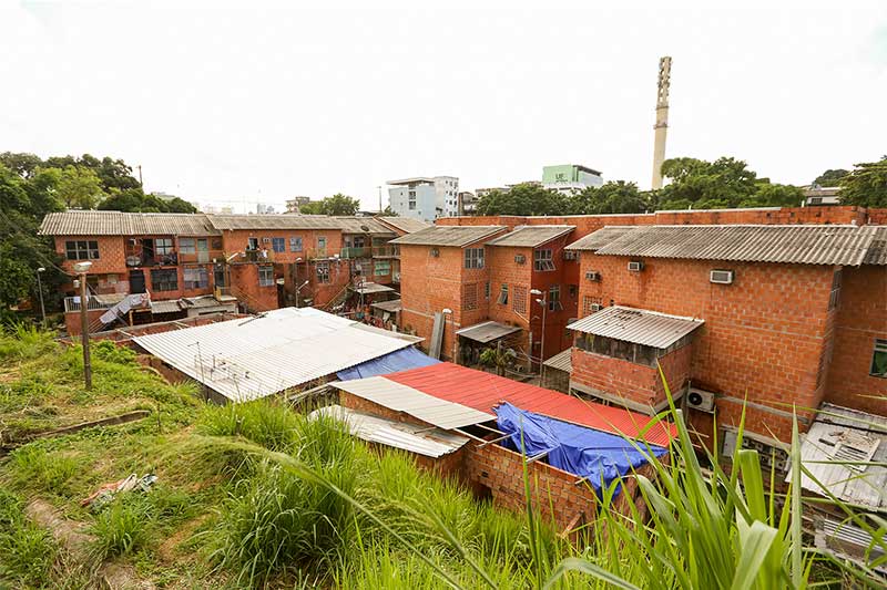 Casas irregulares em terreno do Prosamim (Foto: Tiago Correa/UGPE)