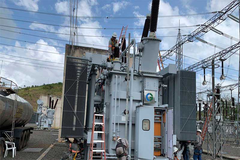 Técnicos tentam consertar transformador (Foto: Ministério de Minas e Energia/Divulgação)