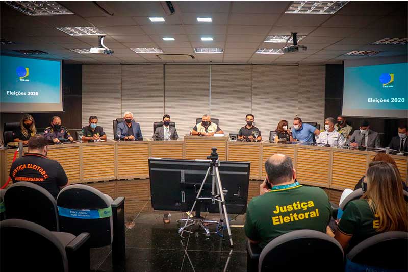 Delegados da Polícia Civil em coletiva no TRE: apuração de crimes eleitorais (Foto: Alailson santos-SSP-AM/Divulgação)
