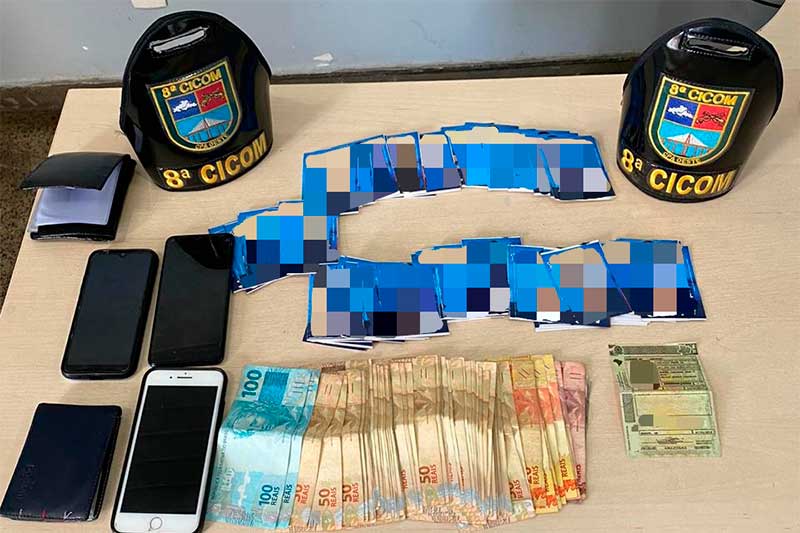 Dinheiro, santinhos e planfletos foram apreendidos com suspeitos (Foto: SSP-AM/Divulgação)