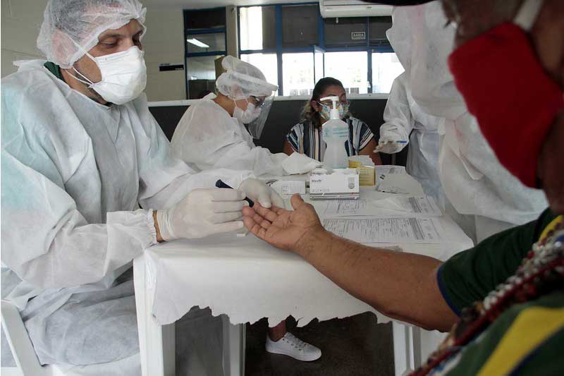 Enfermeiro colhe sangue para teste de Covid-19 (Foto: Altemar Alcântara/Semcom)