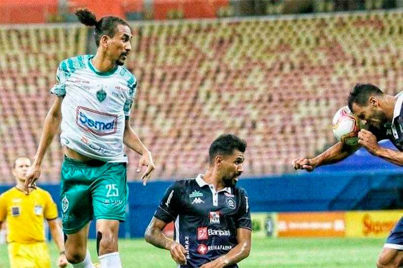 Hamlton disputa bola com zagueiros do Remo: sem chance de chegar à Série B em 2020 (Foto: Manaus FCFacebook/Reprodução)