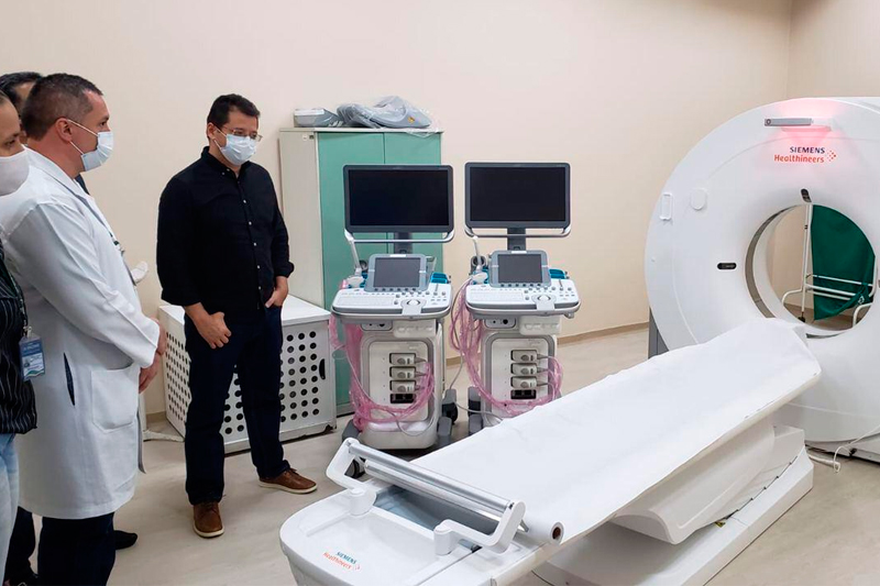 Equipamentos de ultrassonografia e tomografia