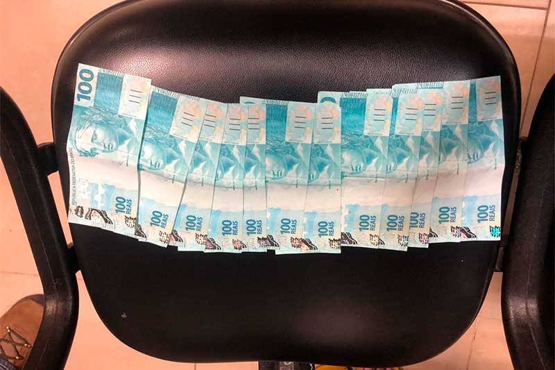 Notas de R$ 100 falsas foram apreendidas (Foto: PM-AM/Divulgação)