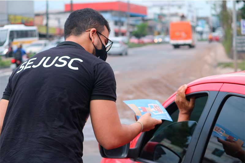 Campanha orienta motoristas a não dar esmolas (Foto: Raine Luiz/Sejusc)