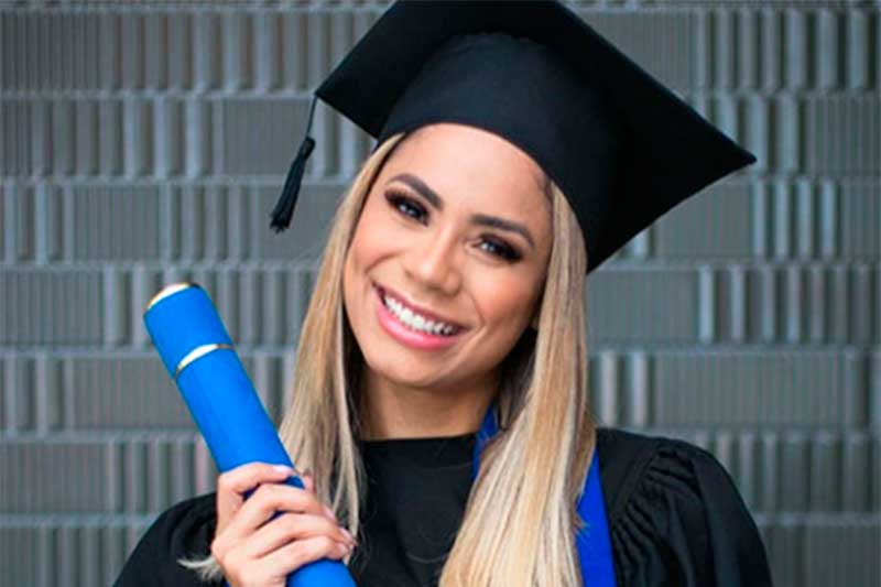Cantora Lexa exibe diploma de formação em marketing (Foto: Instagram/Reprodução)
