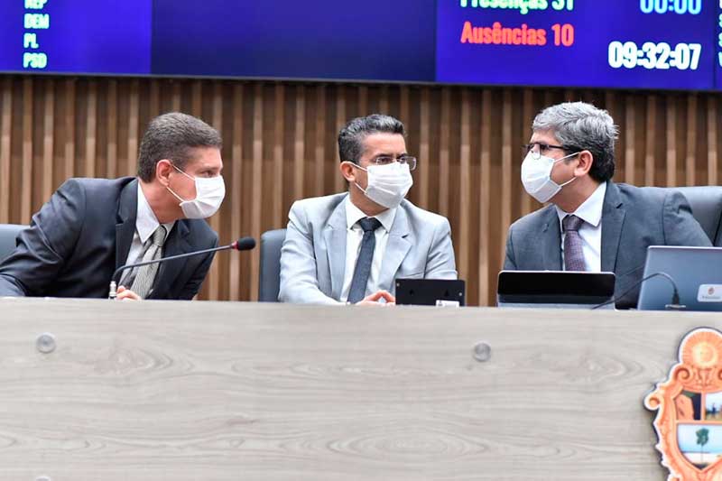 David Almeida (centro) com Marcos Rotta (à esquerda) e Joelson Silva: apoio político (Foto: Divulgação)