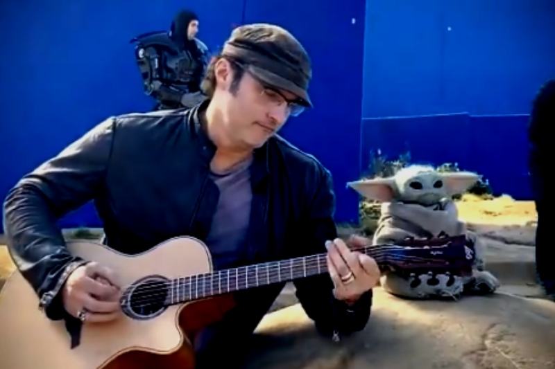 Diretor de Mandalorian publica vídeo de Baby Yoda dançando ao som de seu violão (Foto: Reprodução/Twitter/@Rodriguez)