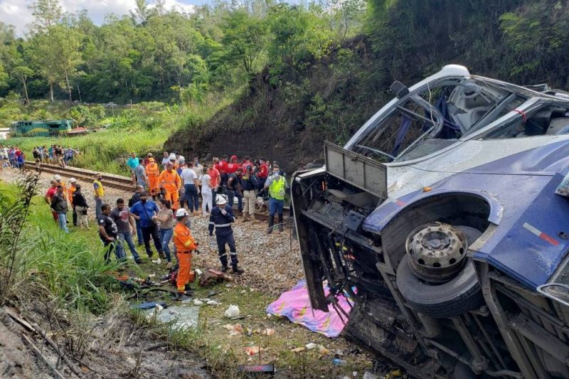 Ônibus caiu de uma ponte no Km 350 da BR-381, em João Monlevade (MG)