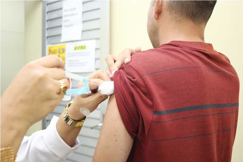 Aplicação de vacina contra a Covid-19 em Manaus (Foto: Semcom/Divulgação)