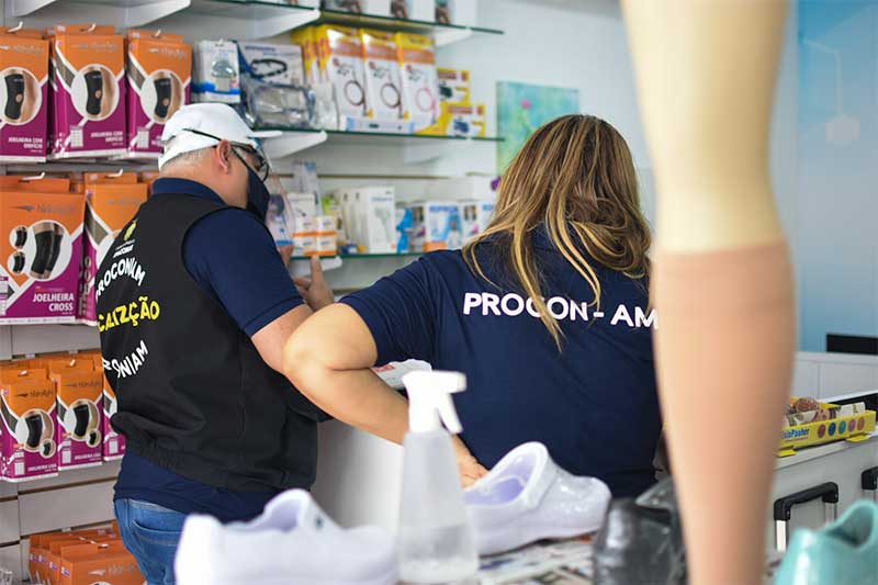 Agentes do Procon autuam loja em Manaus (Foto: João Pedro Sales/Procon)