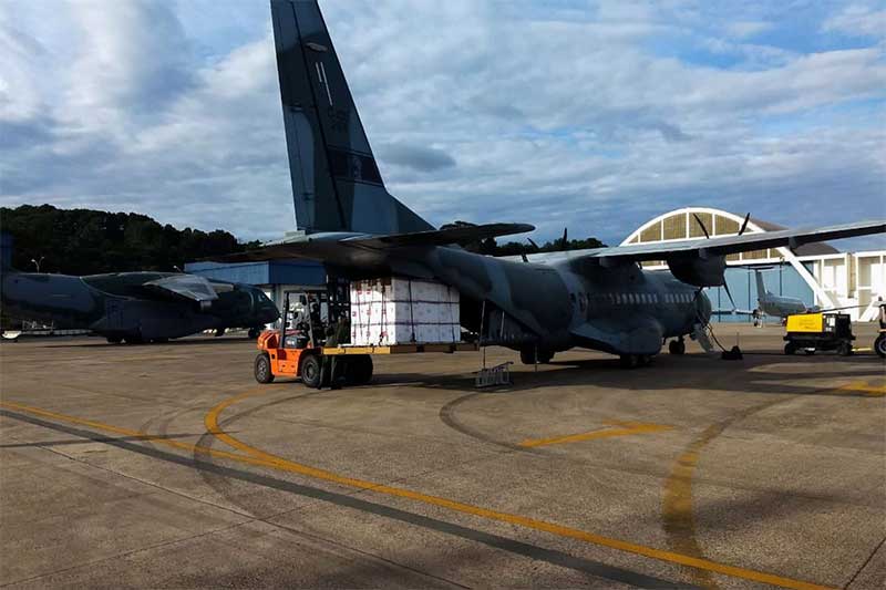 Avião recebe carga de vacinas para trazer a Manaus (Foto: Força Aérea Brasileira/Divulgação)