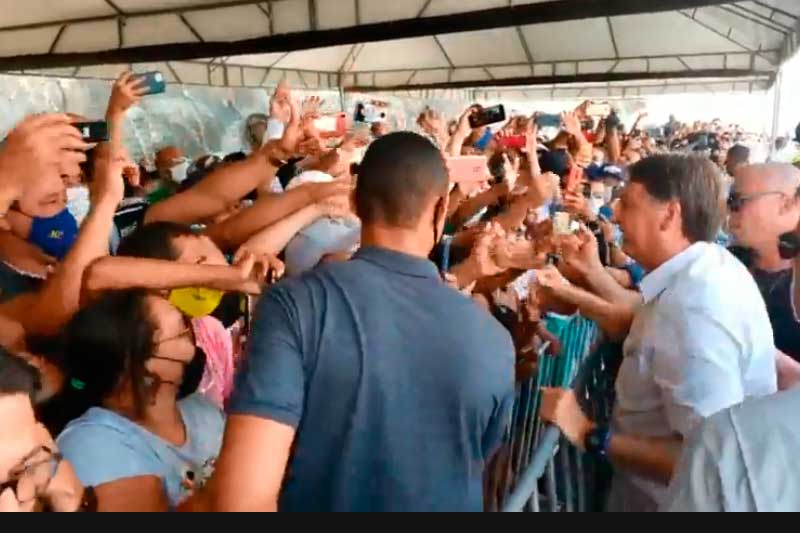 Bolsonaro cumprimenta apoiadores em Propriá: aglomeração (Foto: Facebook/Reprodução)