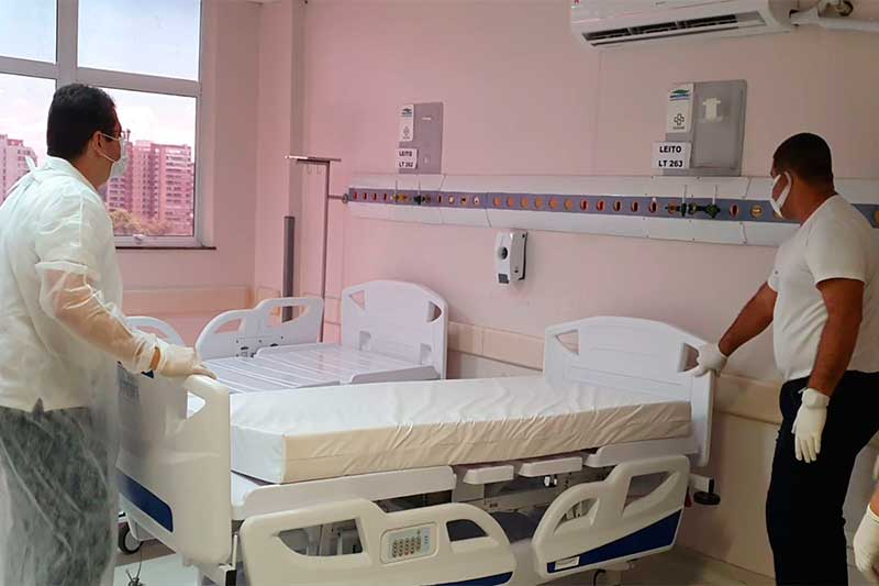 Camas são colocadas em sala adaptada para funcionar como enfermaria (Foto: ES-AM/Divulgação)