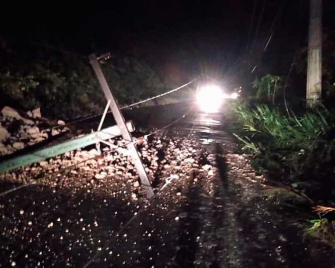 Com deslizamento, poste caiu na pista em trecho da AM-010 (Foto: Divulgação)