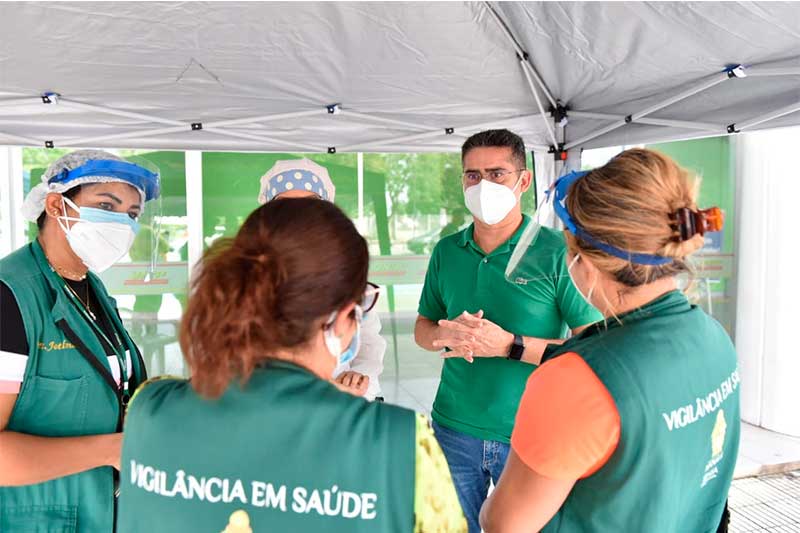 David Almeida conversa com agentes de saúde (Foto: Dhyeizo Lemos/Semcom)