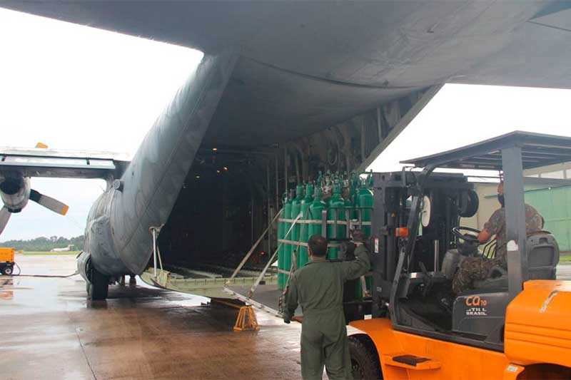 Embarque de cilindros de oxigênio em avião da FAB: socorro ao Amazonas (Foto: Centro de Comunicação da Aeronáutica/Divulgação)