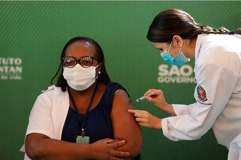 Enfermeira Mônica Calazans foi a primeira a tomar vacina em SP (Foto: Danilo M. Yoshioka/FuturaPress/Folhapress)