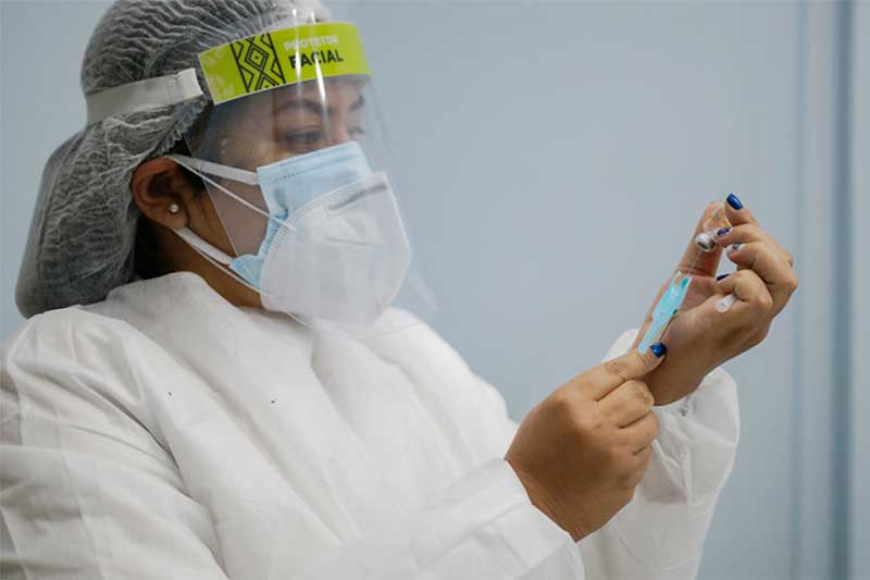 Enfermeira prepara aplicação de vacina (Foto: Semcom/Divulgação)