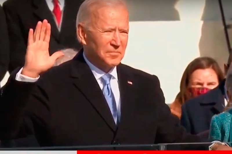 Joe Biden faz juramento com mão sobre a Bíblia: tradição americana (Foto: Youube/Reprodução)