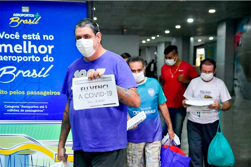 Pacientes desembarcam em Manaus após tratamento de Covid (Foto: Mauro Neto/Secom)