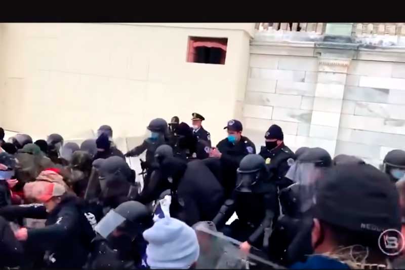 Policiais tentam evitar invasão do Congresso dos EUA (Foto: YouTube/Reprodução)