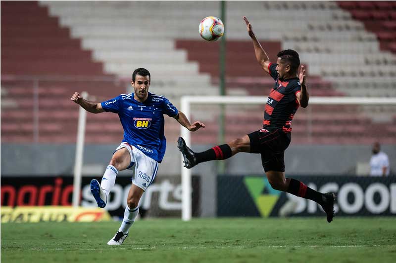 Raúl Cáceres em lance de jogo: vacilo em casa (Foto: Bruno Haddad/Cruzeiro)