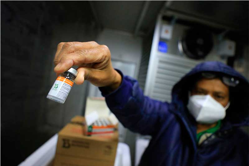 Agente de saúde exibe vacina: nova etapa de vacinação (Foto: Arthur Castro/Secom)