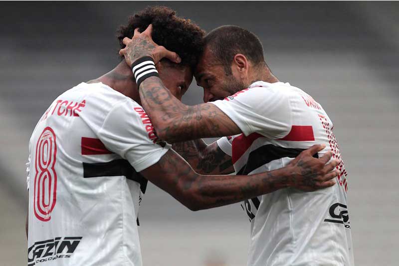 Tchê Tchê comemora gol com Daniel Alves (Foto: Rubens Chiri/saopaulofc.net)
