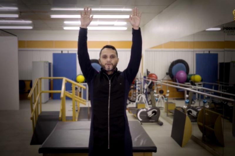 Fisioterapeuta Daniel Garcez passa os exercícios em vídeo (Foto: Divulgação)