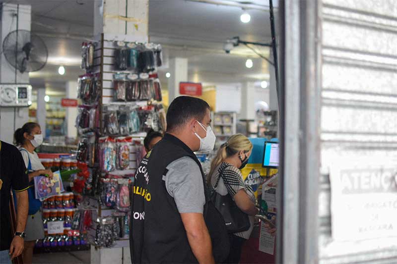 Agentes do Procon autuam e multam loja em Manaus (Foto: João Pedro Sales/Procon)