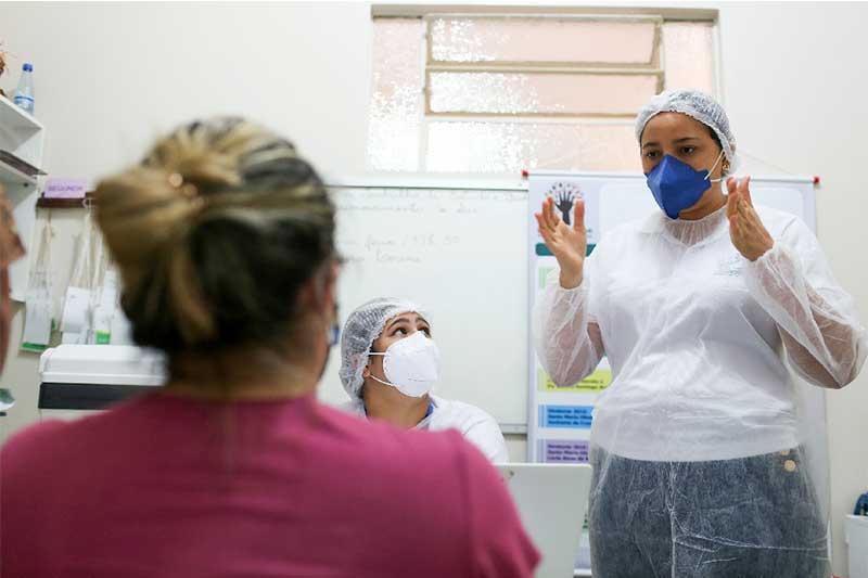 Atendimento psicossocial em Manaus (Foto: Tiago Corrêa/UGPE/Divulgação)