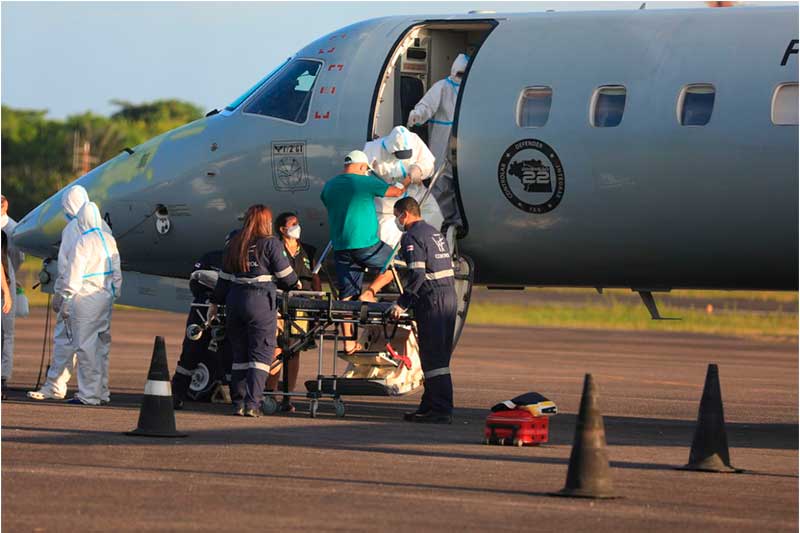 Paciente embarca em avião da FAB: tratamento fora de Manaus (Foto: Arthur Castro/Secom)